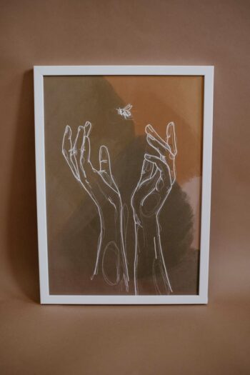 gezeichnete Hände mit Biene